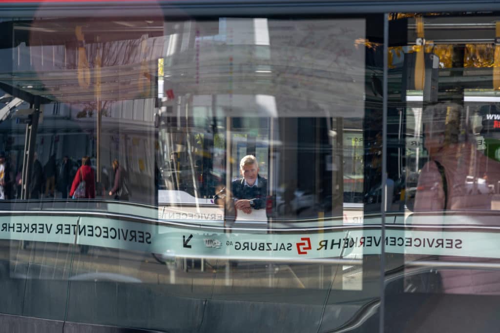 Busfahrer in einer Spiegelung